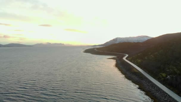 Vuelo aéreo sobre plano inclinado con vista a las islas y carretera costera en el norte de Noruega Islas Lofoten — Vídeos de Stock