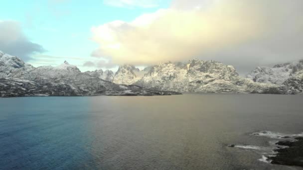 Natura Norwegii. Latanie nad fiordem norweskim — Wideo stockowe