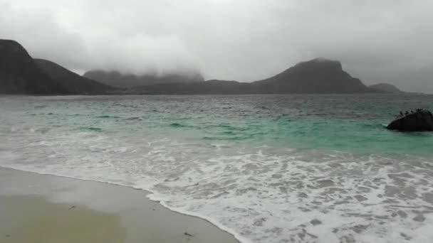 Vuelo en avión no tripulado sobre la hermosa playa Haukland Beach en el Lofoten en Noruega — Vídeos de Stock