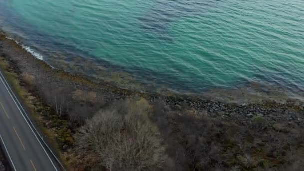 Mosca aérea sobre tiro inclinado com vista para as ilhas e estrada costeira no norte da Noruega Lofoten ilhas — Vídeo de Stock