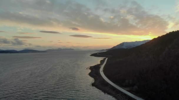 Vuelo aéreo sobre plano inclinado con vista a las islas y carretera costera en el norte de Noruega Islas Lofoten — Vídeos de Stock