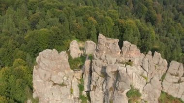 Destansı İHA tepeden aşağı hava manzaralı Dağlar kayalık vadi