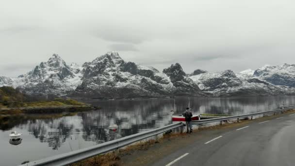 Vuelo sobre la increíble ciudad de Noruega con hermosa infraestructura portuaria y de la ciudad al atardecer — Vídeo de stock