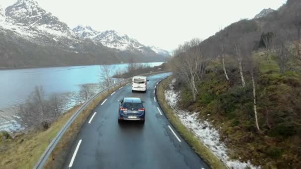 Εναέρια πτήση πάνω από κλίση πυροβόλησε με θέα τα νησιά και τον παραλιακό δρόμο στο βόρειο τμήμα της Νορβηγίας Lofoten νησιά — Αρχείο Βίντεο