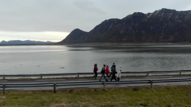 Vuelo aéreo sobre plano inclinado con vista a las islas y carretera costera en el norte de Noruega Islas Lofoten — Vídeos de Stock