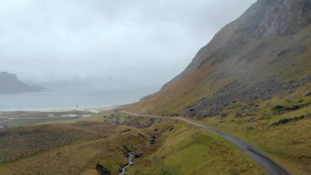 In Noord-Noorwegen rijst een berg op uit de oceaan.. — Stockvideo