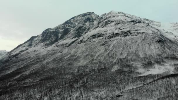 Nel nord della Norvegia, si erge una montagna fuori dall'oceano . — Video Stock