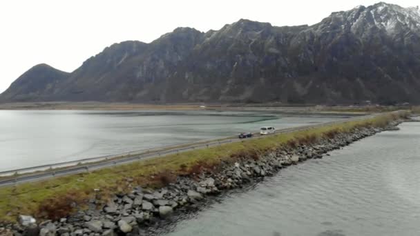 Letecká moucha nad nakloněným záběrem s výhledem na ostrovy a pobřežní silnici v severním Norsku — Stock video
