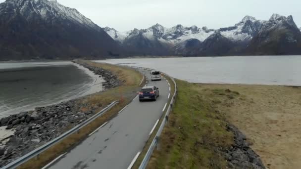 Vuelo aéreo sobre plano inclinado con vista a las islas y carretera costera en el norte de Noruega Islas Lofoten — Vídeos de Stock