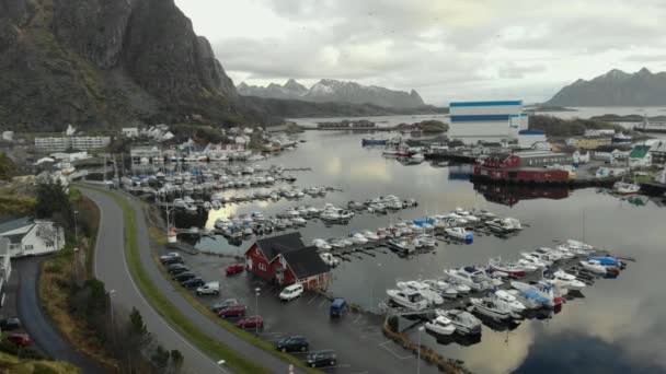 Vuelo sobre la increíble ciudad de Noruega con hermosa infraestructura portuaria y de la ciudad al atardecer — Vídeos de Stock