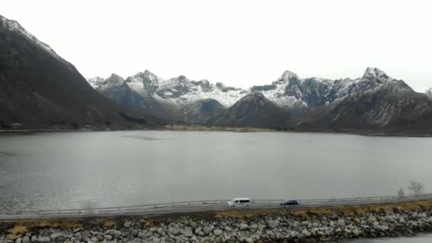 Vuelo aéreo sobre plano inclinado con vista a las islas y carretera costera en el norte de Noruega Islas Lofoten — Vídeo de stock