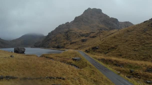 Dans le nord de la Norvège, une montagne s'élève de l'océan . — Video