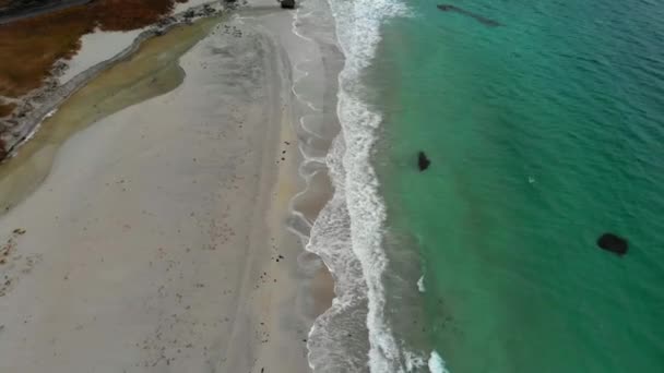 Vol par drone au-dessus de la belle plage Haukland sur le Lofoten en Norvège 