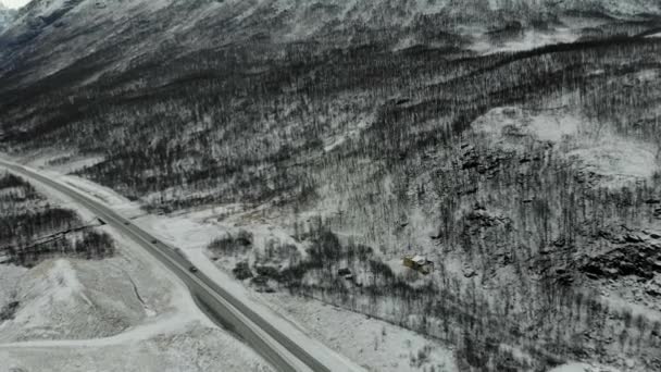 Luchtvlieg over gekanteld schot met uitzicht op eilanden en kustweg in noordelijk Noorwegen Lofoten eilanden — Stockvideo