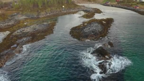 De natuur van Noorwegen. Vliegen over Noors fjord — Stockvideo