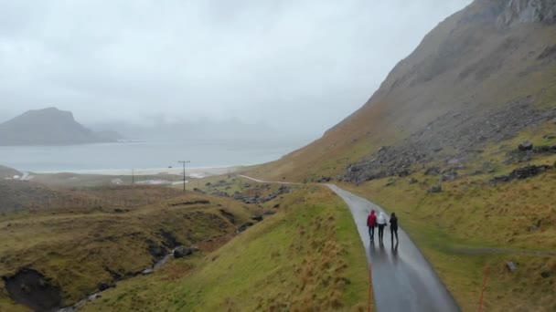 I norra Norge reser sig ett berg ut ur havet.. — Stockvideo
