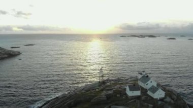 Norveç 'in doğası. Norveç fiyordunun üzerinde uçuyor