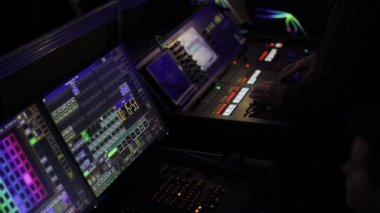 Ses karışımı Resepsiyon bir konserde. Profesyonel dijital ses kanal karıştırıcı Studio üzerinde çalışan adam. Eller erkek Dj gece kulübü parti yavaş oyun seti