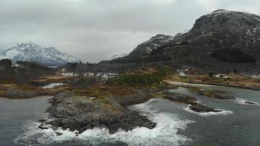 Norveç 'in doğası. Norveç fiyordunun üzerinde uçuyor