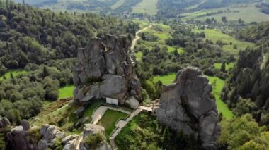 Destansı İHA tepeden aşağı hava manzaralı Dağlar kayalık vadi