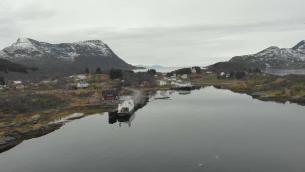 Flyg över fantastiska staden Norge med vacker hamn och stadsinfrastruktur vid solnedgången — Stockvideo