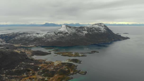 De natuur van Noorwegen. Vliegen over Noors fjord — Stockvideo