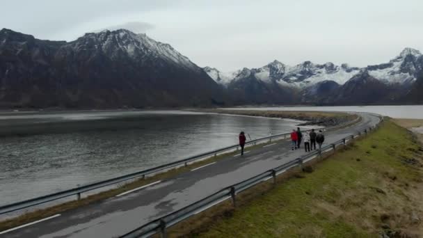Letecká moucha nad nakloněným záběrem s výhledem na ostrovy a pobřežní silnici v severním Norsku — Stock video