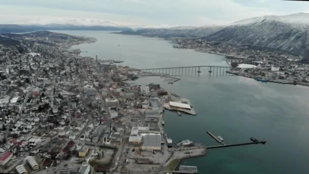 Tromso Cityscape Terugtrekken vanuit de lucht. Schoon, dicht stadslandschap. — Stockvideo