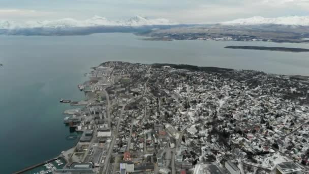 Tromso Cityscape Terugtrekken vanuit de lucht. Schoon, dicht stadslandschap. — Stockvideo