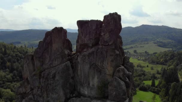 Epic drone top-down letecký pohled hory skalnaté údolí — Stock video
