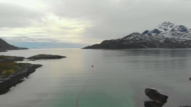 De natuur van Noorwegen. Vliegen over Noors fjord — Stockvideo