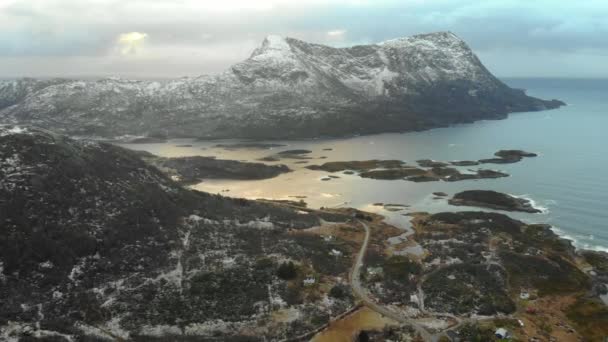 De natuur van Noorwegen. Vliegen over Noors fjord — Stockvideo