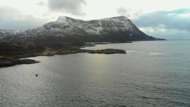 Naturaleza de Noruega. Volando sobre el fiordo noruego — Vídeos de Stock