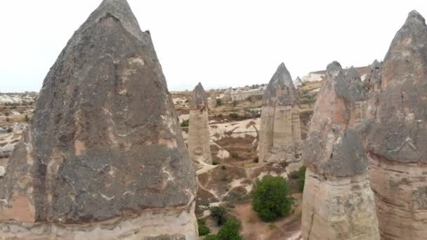 Вулканічні скелі утворюють Fairy Chimneys in Cappadocia, Turkey. — стокове відео