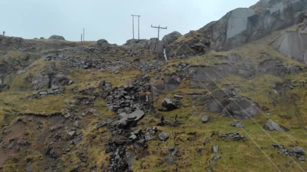 Dans le nord de la Norvège, une montagne s'élève de l'océan . — Video