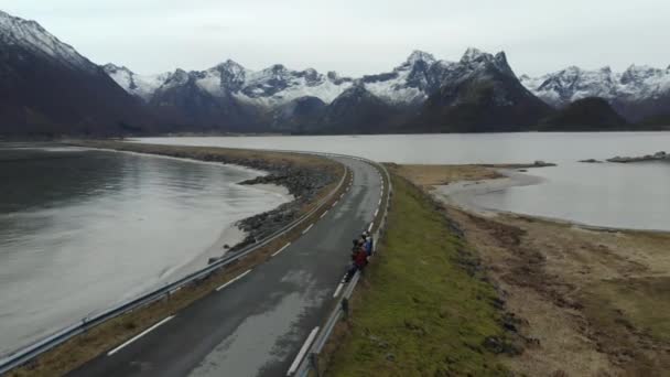 Norveç 'in kuzeyindeki Lofoten Adaları' ndaki adalar ve kıyı yolu manzaralı havadan çekilen çekim. — Stok video