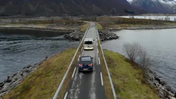 Antenna felett billenő lövés kilátással a szigetekre és a part menti úton Észak-Norvégiában Lofoten-szigetek — Stock videók