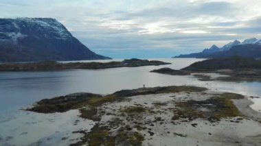 Norveç 'in doğası. Norveç fiyordunun üzerinde uçuyor