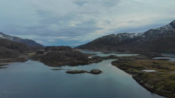 De natuur van Noorwegen. Vliegen over Noors fjord — Stockvideo