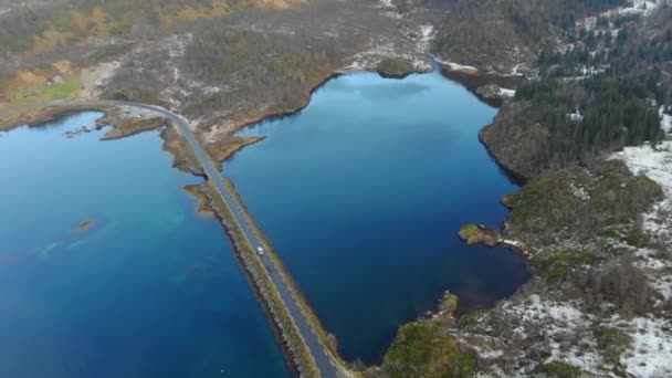 Luchtvlieg over gekanteld schot met uitzicht op eilanden en kustweg in noordelijk Noorwegen Lofoten eilanden — Stockvideo