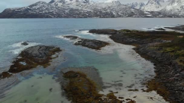 Naturaleza de Noruega. Volando sobre el fiordo noruego — Vídeo de stock