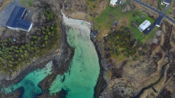 De natuur van Noorwegen. Vliegen over Noors fjord — Stockvideo