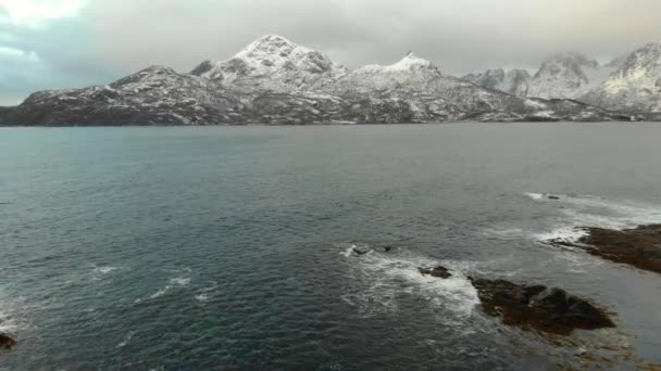 Naturaleza de Noruega. Volando sobre el fiordo noruego — Vídeo de stock