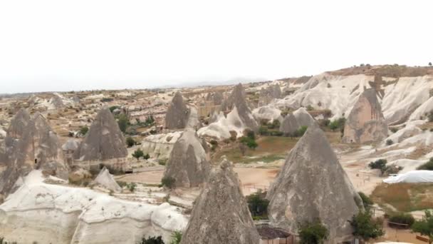 Vulkanische rotsformaties Fairy Schoorstenen in Cappadocia, Turkije. — Stockvideo