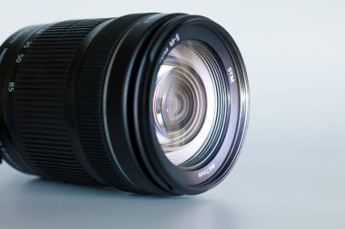 Beyaz arka planda 67 mm 'lik fotoğraf merceği. Yapıştırma alanı kopyala.