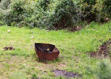 Ormanda eski paslı kömür varili