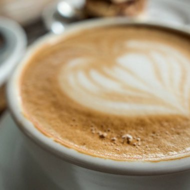 Kalp üstüne kahve latte.