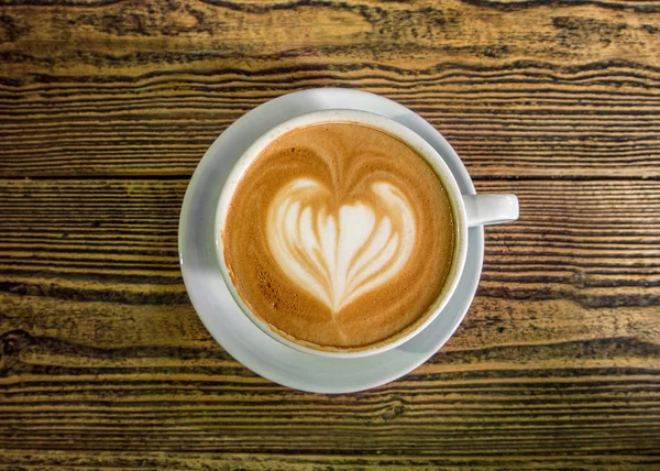 Ovanifrån Kaffe Latte Med Hjärta Serveras Med Plattan Trä Bakgrund — Stockfoto
