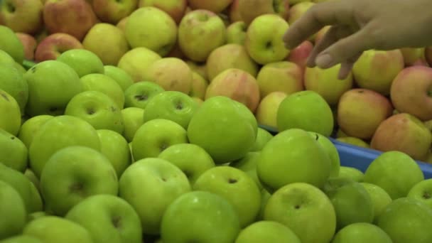 超级市场中女性手拉手采摘苹果果实的特写 — 图库视频影像