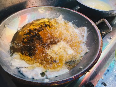 Kızartma tavasına yakın ev yapımı yumurta ve balık.